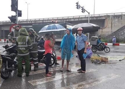 Hiện trường vụ tai nạn l&agrave;m ch&aacute;u học sinh nữ tử vong tại chỗ