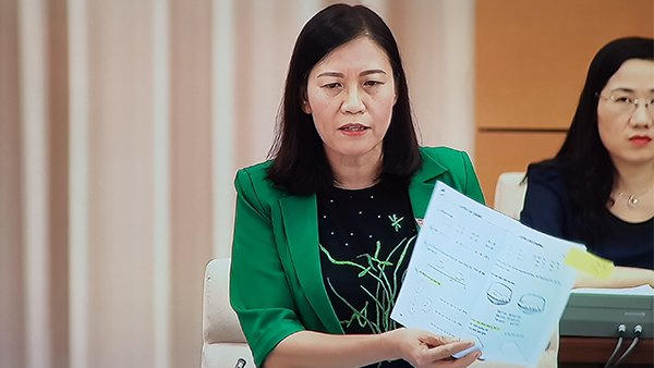 Chủ nhiệm UB Tư pháp Lê Thị Nga dẫn chứng SGK lớp 1 làm luôn bài tập dẫn đến việc chỉ sử dụng được 1 lần