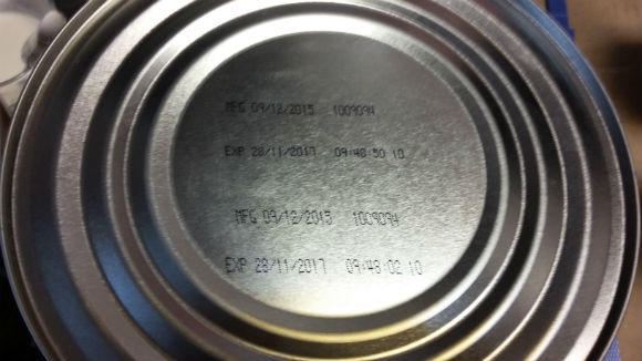 Cả hai hộp sữa đều còn hạn sử dụng.