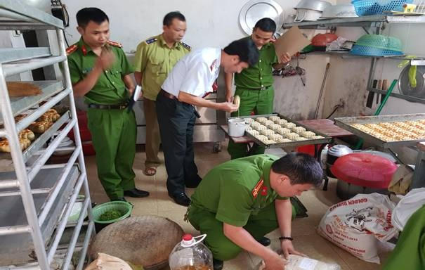 Hà Nam Phát hiện và xử lý nhiều cơ sở vi phạm quy định ATTP dịp Tết Trung thu Đoàn kiểm tra làm việc với chủ cơ sở sản xuất bánh Trung thu
