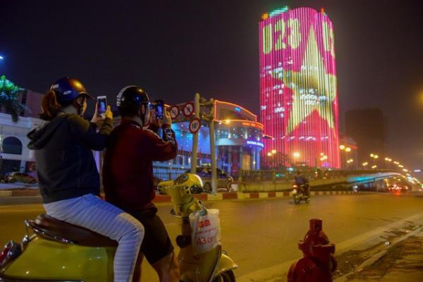 H&agrave; Nội: T&ograve;a cao ốc rực s&aacute;ng với quốc kỳ cổ vũ đội tuyển U23 Việt Nam
