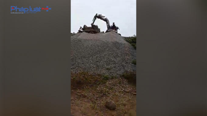 Bố trí cả máy xúc để chuyển vật liệu sang công nông.