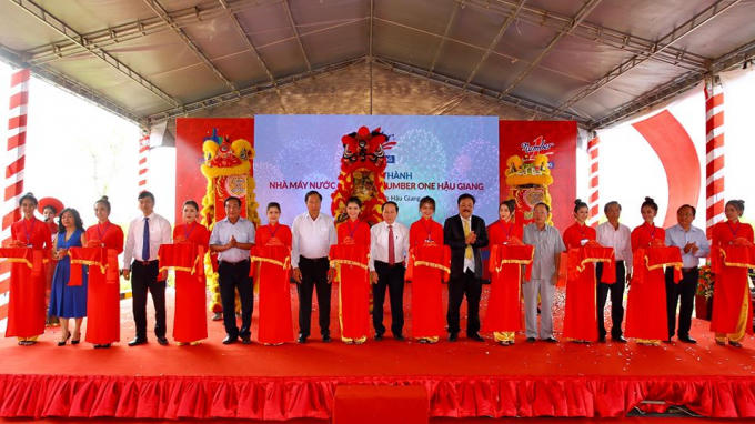 Nghi thức cắt băng kh&aacute;nh th&agrave;nh Nh&agrave; m&aacute;y Number One Hậu Giang.