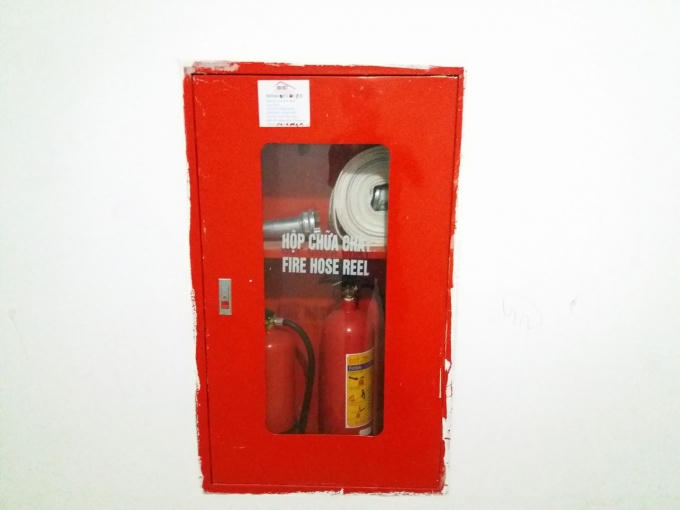 Hộp cứu hỏa được lắp đặt nhưng cạnh đó không có tiêu lệnh PCCC.