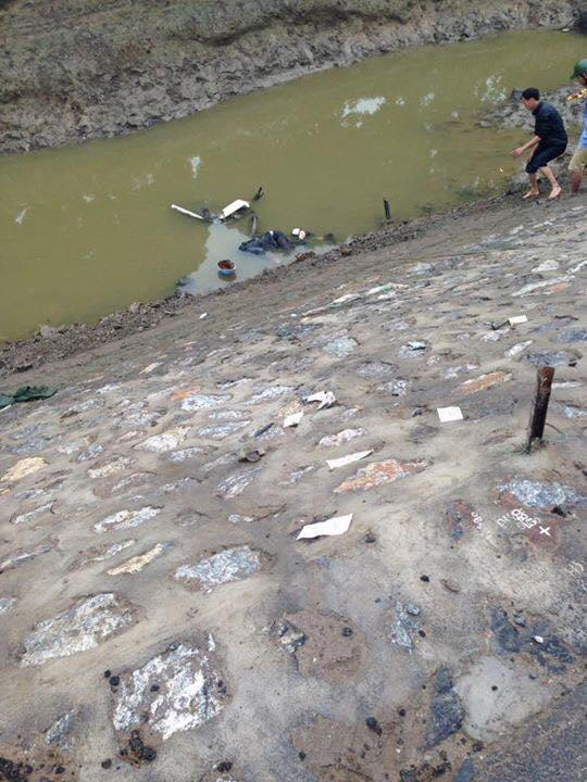 Người dân tiếp cận xác chết.