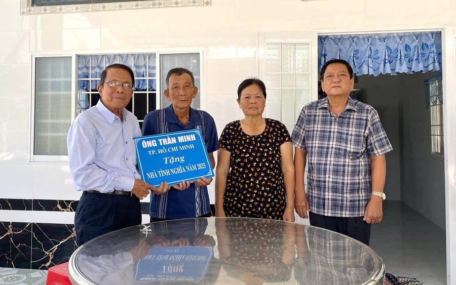 Đại tá Trương Công Dũng - Nguyên Phó Giám đốc Công an tỉnh Bạc Liêu (bên phải) và mạnh thường quân bàn giao nhà cho gia đình ông Nguyễn Văn Dạng.