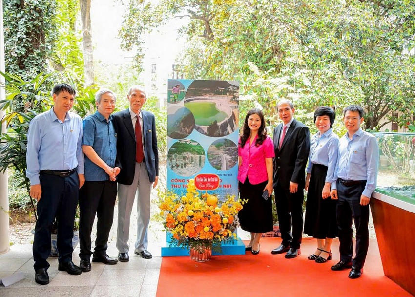 Phó Chủ tịch UBND tỉnh Vương Ngọc Hà cùng nhóm tác giả, Ban Chủ nhiệm công trình bên lề Lễ trao giải thưởng. (Ảnh: BHG).