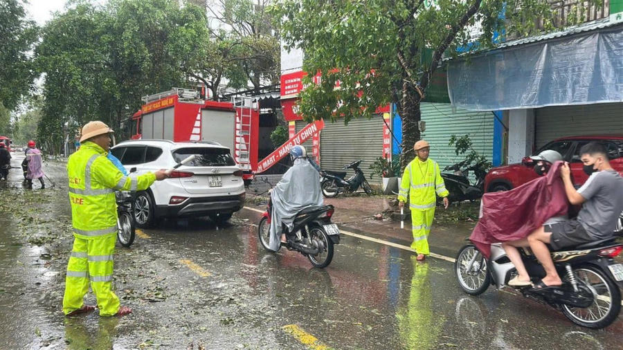 Lực lượng CSGT phân luồng đảm bảo ATGT.