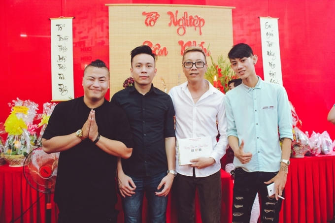 DJ Long Tóc Dài (Áo trắng, ở giữa).