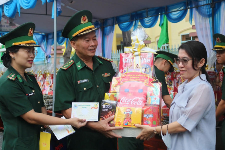 Tặng quà cho người dân