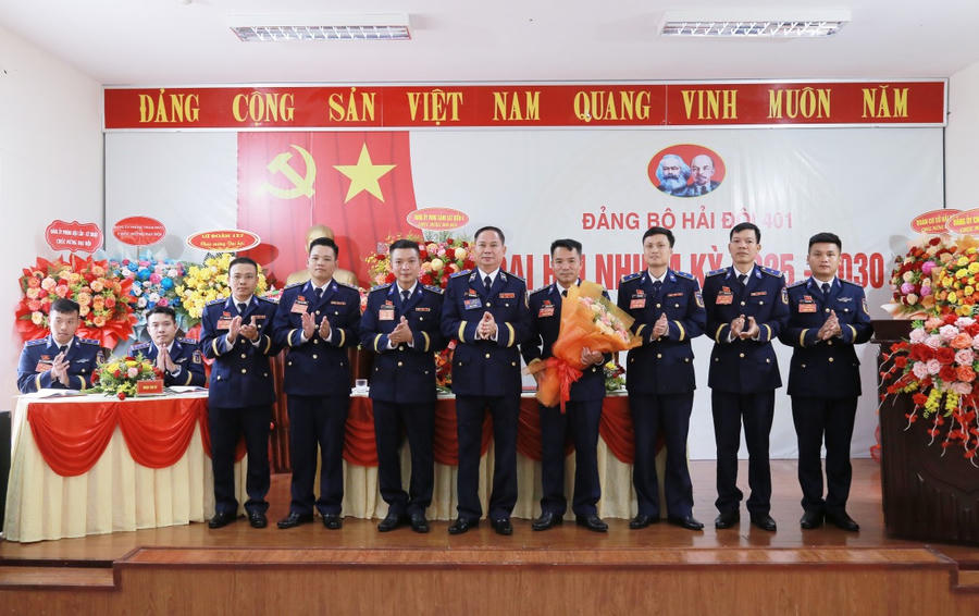 Thiếu tướng Nguyễn Văn Dũng tặng hoa chúc mừng Ban chấp hành Đảng bộ Hải đội 401 nhiệm kỳ 2025 - 2030