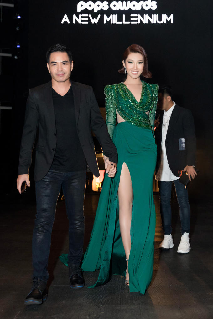 Trên thảm đỏ, người đẹp tự tin khoe sác vóc trong một chiếc váy cắt xẻ gợi cảm. Cô chọn tông trang điểm, kiểu tóc cá tính tôn lên ngoại hình xinh đẹp.