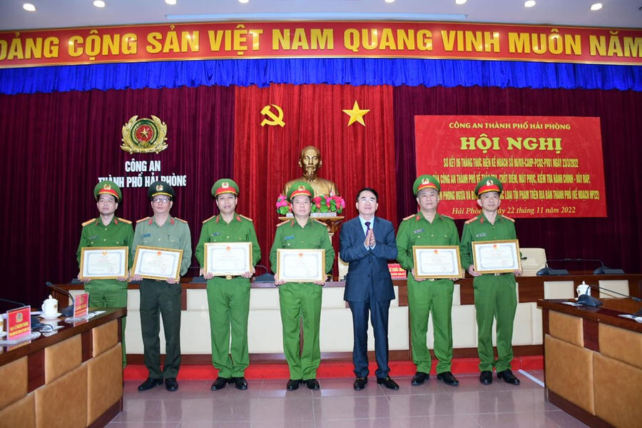 Phó Chủ tịch UBND TP Lê Khắc Nam tặng Bằng khen cho các cá nhân có thành tích xuất sắc.
