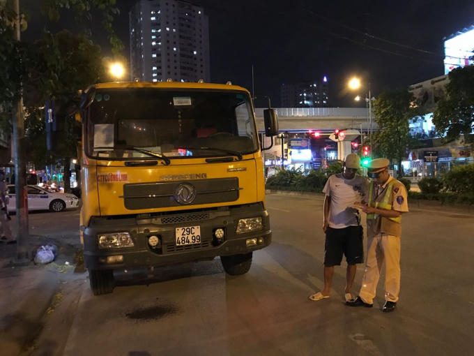 Xe tải 29C-484.99 trên xe dán dòng chữ “Công ty Cường Linh”.