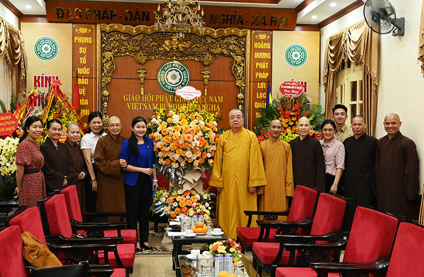 Lãnh đạo Trung ương Đoàn TNCS HCM và Hội liên hiệp TNVN tặng hoa chúc mừng GHPGVN.