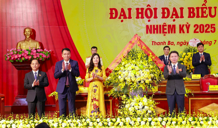 Thay mặt lãnh đạo tỉnh, Thiếu tướng Nguyễn Minh Tuấn - Ủy viên Ban Thường vụ Tỉnh ủy, Giám đốc Công an tỉnh tặng lẵng hoa chúc mừng Đại hội.