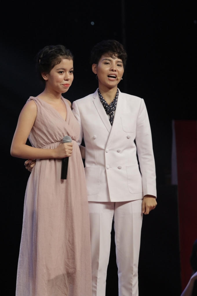 Chiara Falcone thể hiện ca khúc "Send my love".