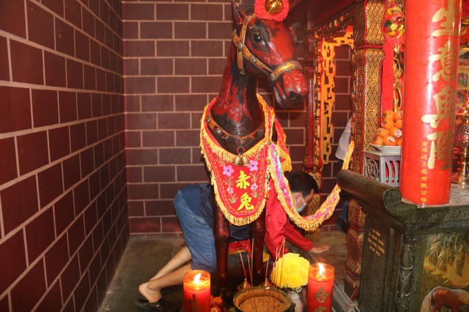 Chui qua bụng ngựa Xích Thố để trút đi những muộn phiền của năm cũ, đón nhận những tín hiệu tích cực trong năm mới