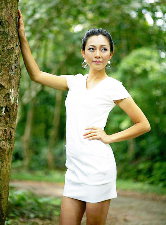 Nói về cơ duyên với nghề báo, diễn viên “Sóng ở đáy sông” cho biết. Trong lúc tìm việc, cô có dịch tài liệu và viết bài gửi cho một số tờ báo tiếng Anh. Tình cờ, một chị bạn ngỏ lời mời cô sang làm báo và người đẹp thử sức ở lĩnh vực văn nghệ.