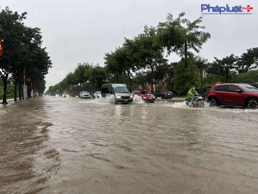 Hà Nội cứ mưa là nhiều tuyến phố lại thành sông.