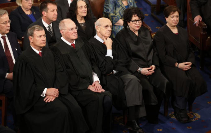 Các thẩm phán của Tòa án tối cao chăm chú lắng nghe bài phát biểu của Tổng thống Mỹ Donald Trump.