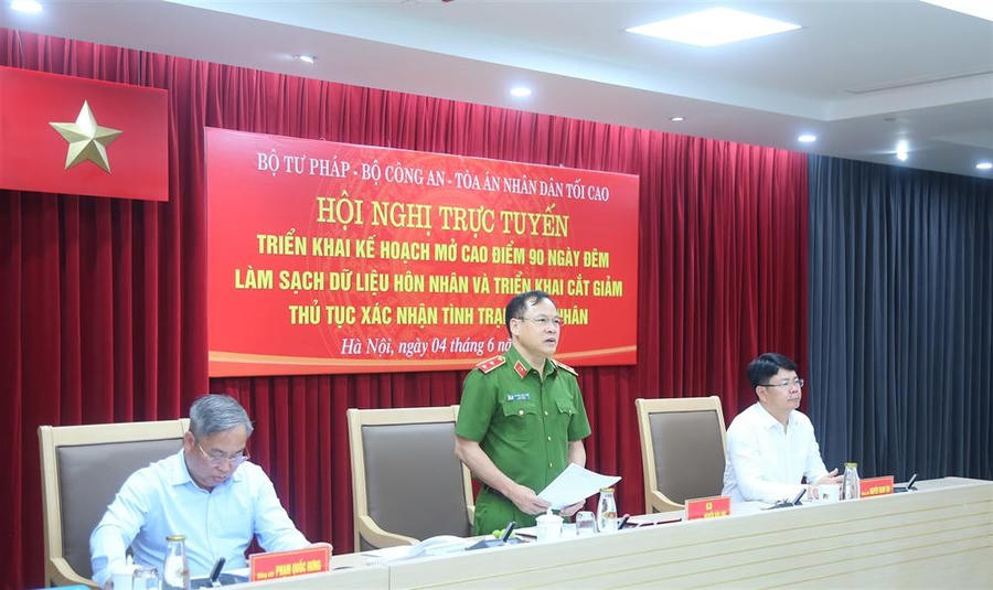 Trung tướng Nguyễn Văn Long, Thứ trưởng Bộ Công an, Tổ phó Thường trực Tổ công tác triển khai Đề án 06; cải cách thủ tục hành chính và chuyển đổi số gắn với Đề án 06 của Chính phủ; đồng chí Nguyễn Thanh Tịnh, Thứ trưởng Bộ Tư pháp; đồng chí Phạm Quốc Hưng, Phó Chánh án Toà án nhân dân tối cao đồng chủ trì Hội nghị. (Ảnh: Bộ Công an).