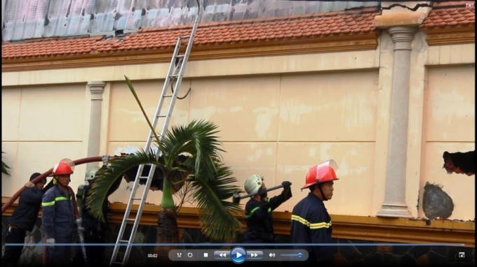 Lính cứu hỏa phá tưởng tiếp cận đám cháy phía trong