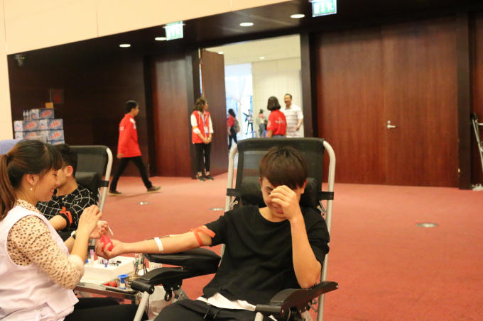 Bạn Nguyễn Thành Biên (21 tuổi) chia sẻ: "Đây là lần đầu tiên mình hiến máu. Lần đầu nên mình khá run và hồi hộp".