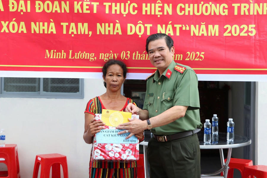 Đại tá Lê Văn Quý – Phó Giám đốc Công an tỉnh Kiên Giang tặng quà cho gia đình bà Thị Hoa và Thị Giỏi