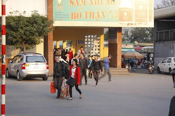 Người d&acirc;n &ldquo;rồng rắn&rdquo; k&eacute;o về Thủ đ&ocirc; sau Tết