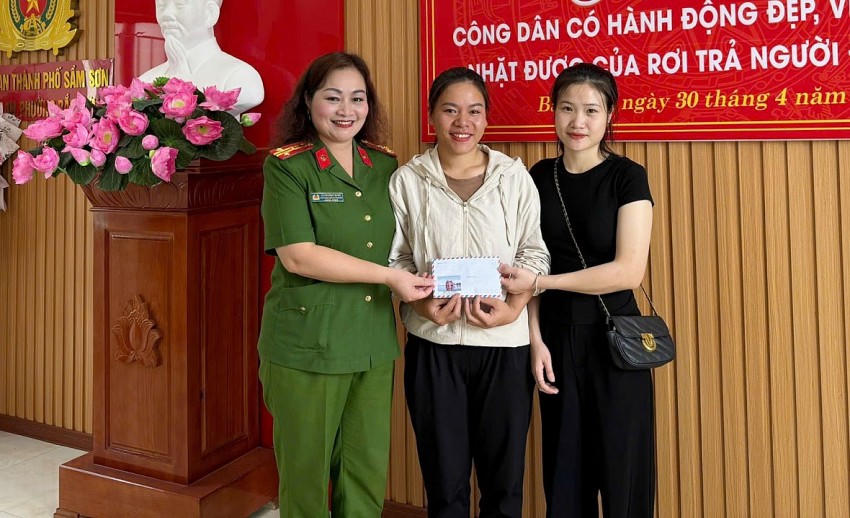 Công an phường Bắc Sơn trao số tiền đã mất và số tiền quyên góp ủng hộ, chị Đặng Thị Hiền.