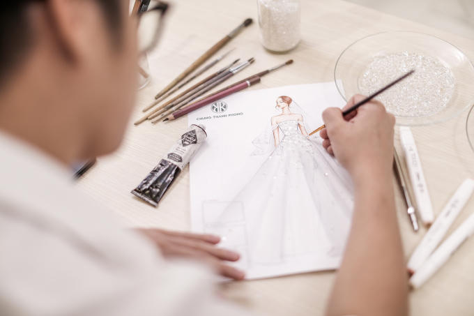 Trầm trồ trước bộ v&aacute;y cưới đ&iacute;nh hơn 20.000 vi&ecirc;n pha l&ecirc; m&agrave; &Aacute; hậu T&uacute; Anh diện ng&agrave;y trọng đại