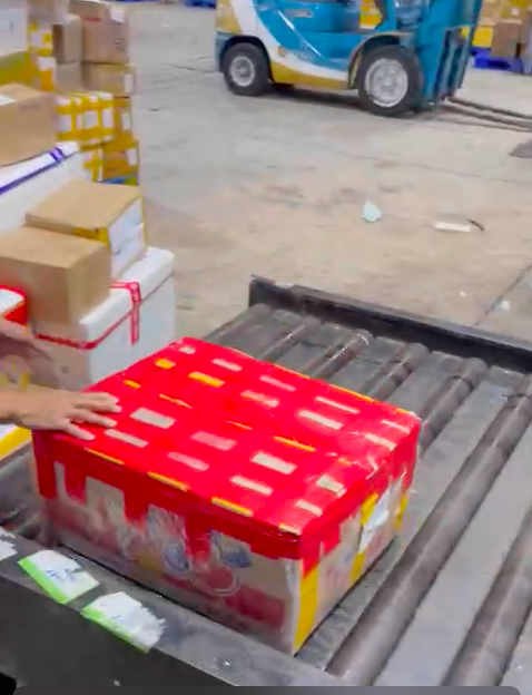 Hàng tả pí lù mà PV quấn băng dính đỏ qua máy soi một cách dễ dàng.
					
				
			
			Hàng tả pí lù mà PV quấn băng dính đỏ qua máy soi một cách dễ dàng.