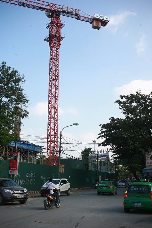 Một cẩu tháp khác có bê tông đối trọng thò ra ngoài đường trên phố Lê Trọng Tấn
