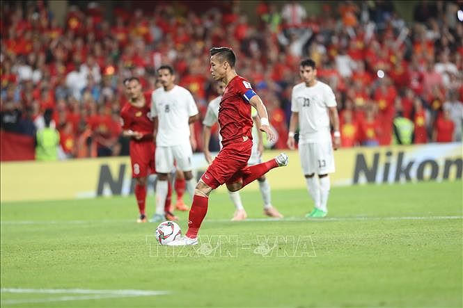 Quế Ngọc Hải sút penalty nâng tỷ số lên 2-0. Ảnh: TTXVN