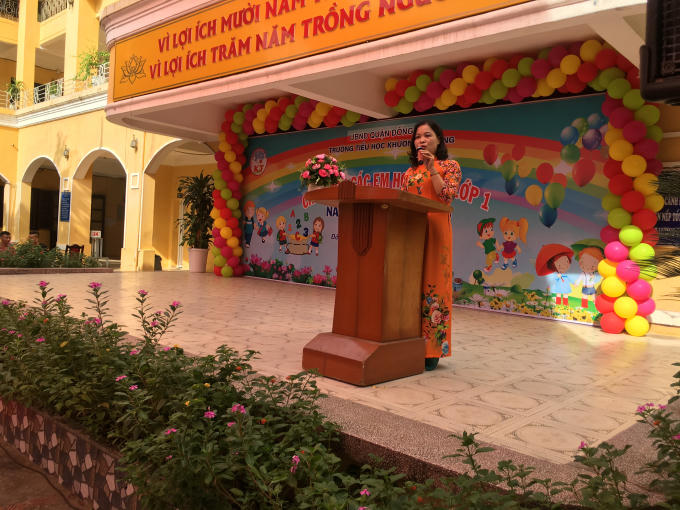 B&agrave; Nguyễn Thị Thanh H&agrave;, Hiệu trưởng Trường Tiểu học Khương Thượng ch&uacute;c mừng c&aacute;c con v&agrave;o lớp 1.