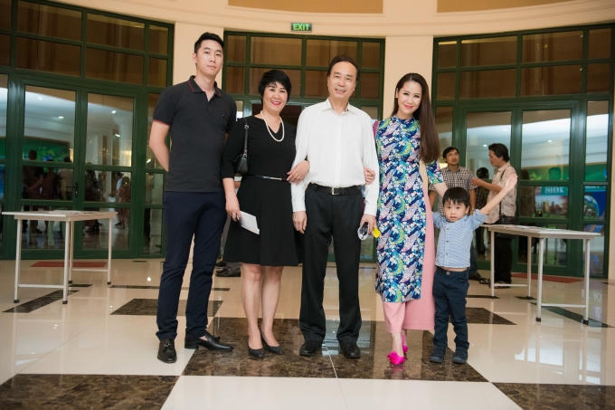 Hoa hậu Dương Thùy Linh diện áo dài HH Ngọc Hân thiết kế cùng gia đình đi xem em chồng biểu diễn piano