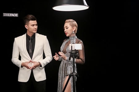 Đại diện nhãn hàng điện thoại Oppo và ca sĩ Tóc Tiên.