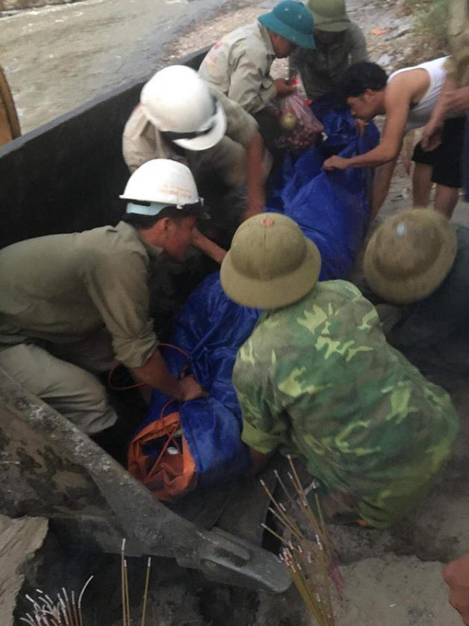 Thi thể vị kỹ sư người Ý được đưa ra khỏi đống đá.