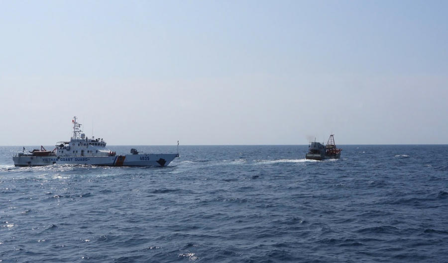 Lực lượng chức năng BTL Vùng CSB4 tuần tra, kiểm soát trên khu vực biển Tây Nam