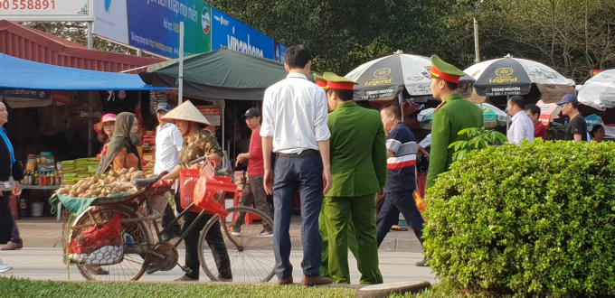 Lực lượng chức năng xử lý một trường hợp bán hàng rong.