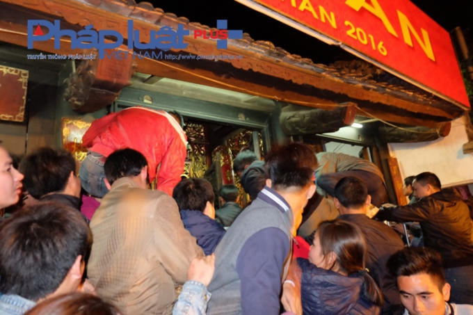 Tuy nhiên, vẫn không ngăn cản được dòng người gây náo loạn tại đây.