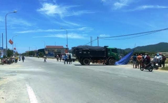 Hiện trường vụ tai nạn thương tâm khiến người đi xe đạp tử vong tại chỗ.
