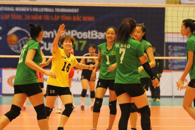 Niềm vui của các cô gái đội Ngân hàng Công thương vào bán kết.