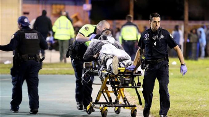Những nạn nhân bị xả súng đã được đưa đi cấp cứu. (Ảnh:AP)