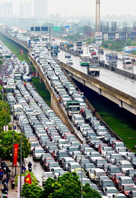 Tắc đường ở cả những giờ thấp và cao điểm của Hà Nội.