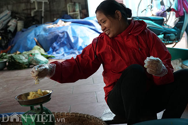 Đậu xanh sau khi nghiền th&agrave;nh bột sẽ được nặn th&agrave;nh b&aacute;nh rồi kẹp thịt v&agrave;o giữa để l&agrave;m nh&acirc;n b&aacute;nh. Số đậu trong b&aacute;nh phải được c&acirc;n đo cho vừa với lượng thịt v&agrave; ph&ugrave; hợp với k&iacute;ch cỡ của chiếc b&aacute;nh chưng.