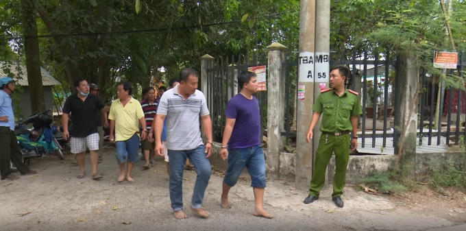 Các đối tượng bị đưa về cơ quan công an để điều tra làm rõ