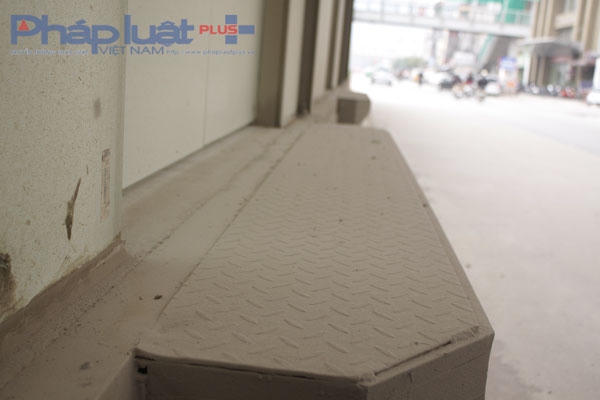 Cửa ra vào bụi bẩn bám dầy.