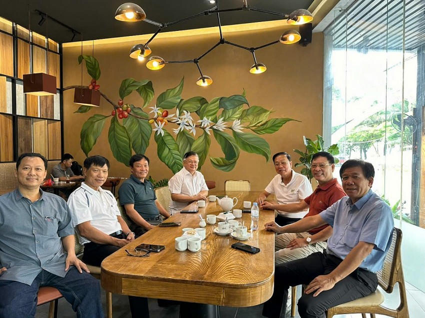 Quây quần cùng bạn bè trong buổi sáng thứ bảy cuối tuần.